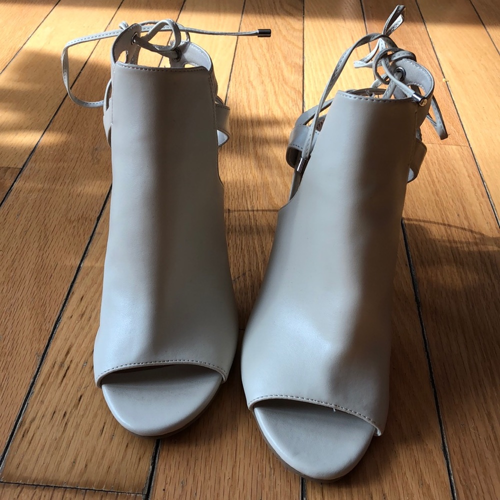NEVER WORN high heel